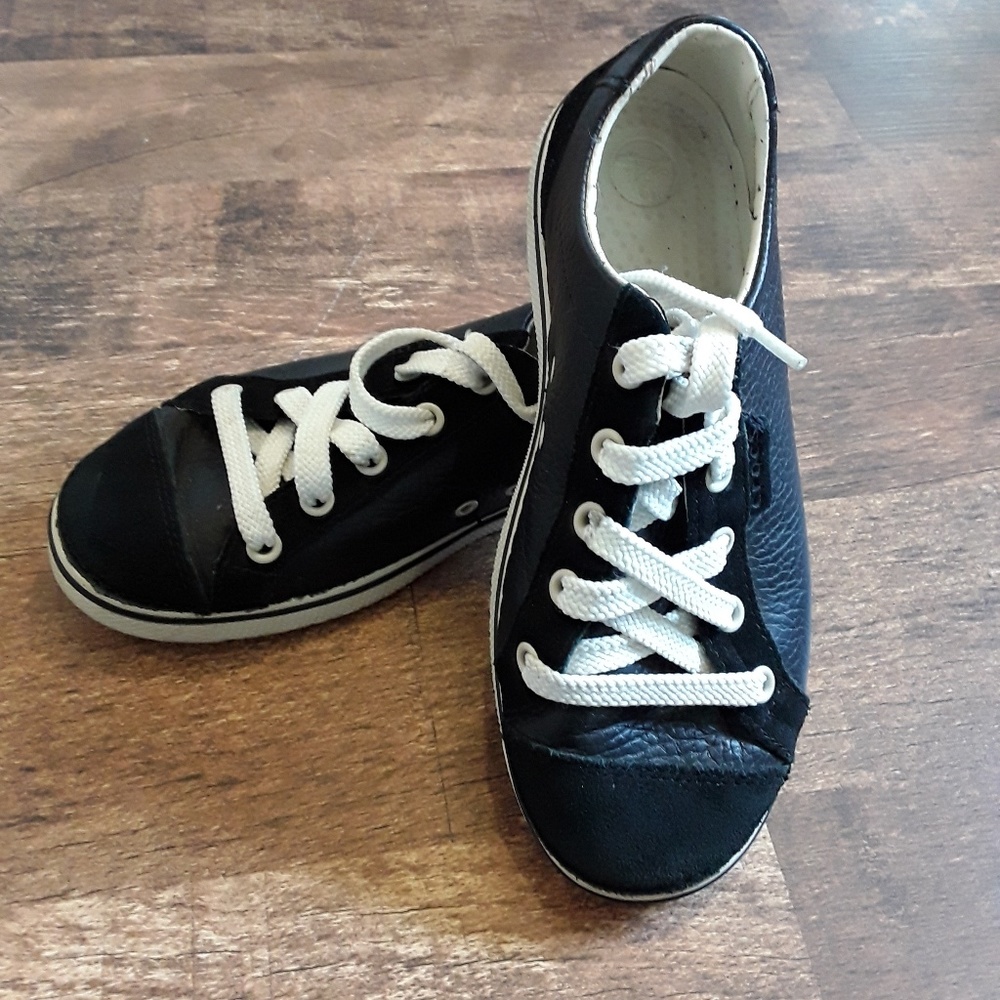 Crocs girls black shoes lace up size W5